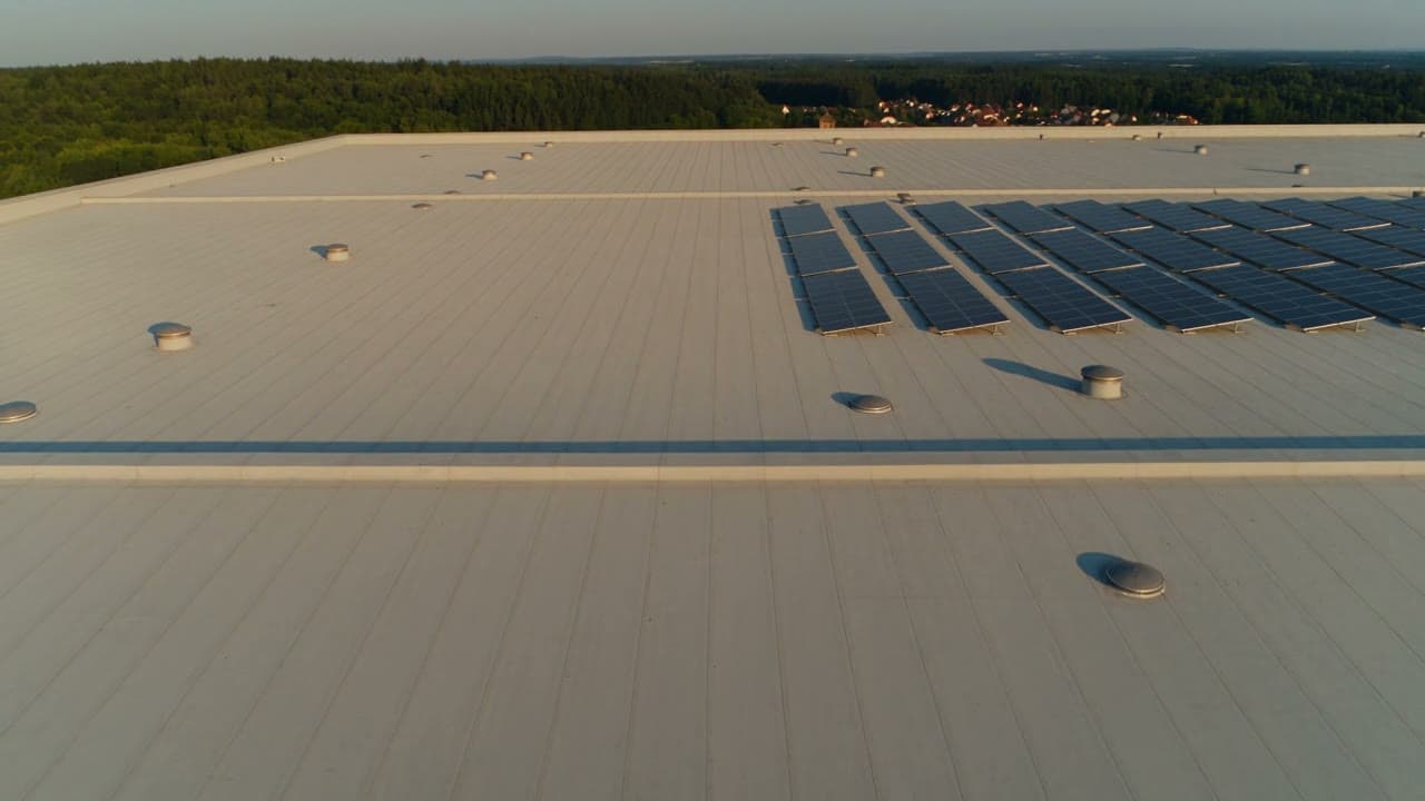 Plochá střecha s hydroizolační fólií, svary a odvětrávacími komínky